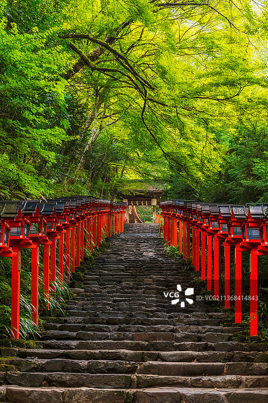 日本京都鞍马山西麓贵船神社夏季户外风光图片素材
