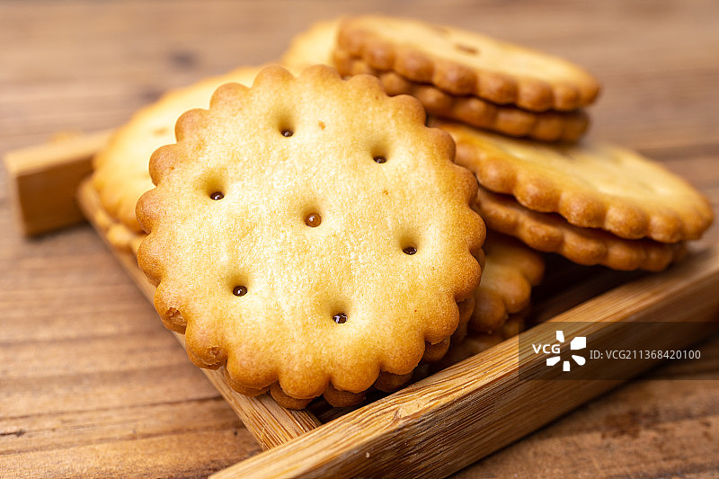 木纹背景的烘焙食品奶油夹心饼干图片素材