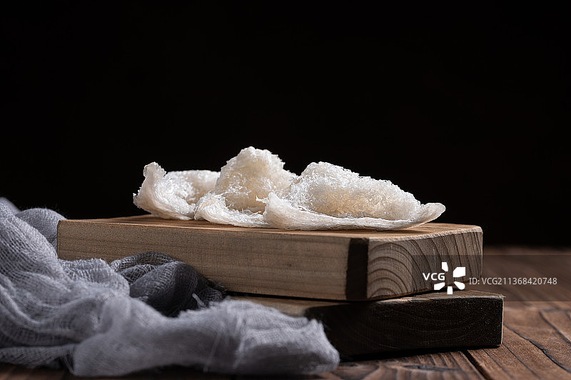 木桌上的燕窝干盏图片素材