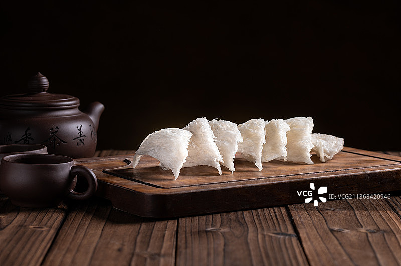 木桌上的燕窝干盏图片素材