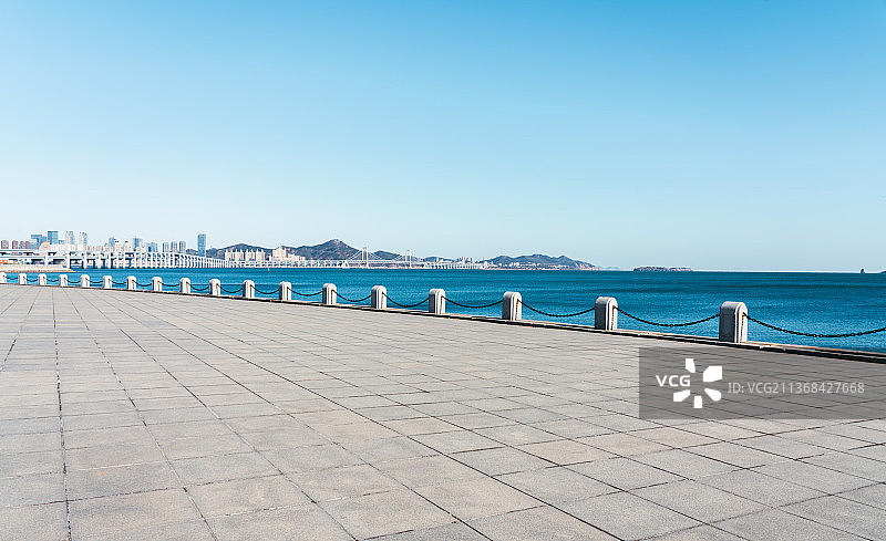白天海边的广场图片素材