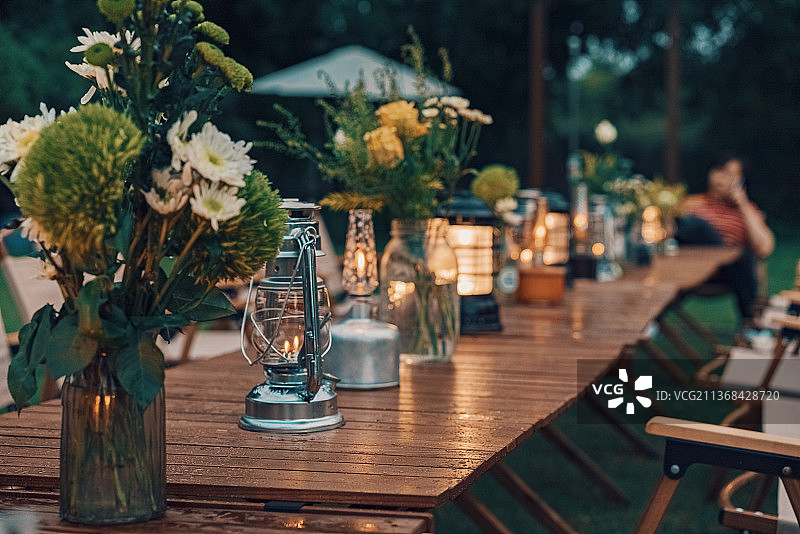 夏日夜晚在户外的露营聚会图片素材