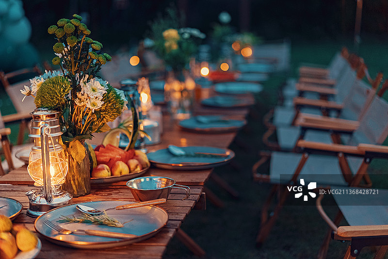 夏日夜晚在户外的露营聚会图片素材