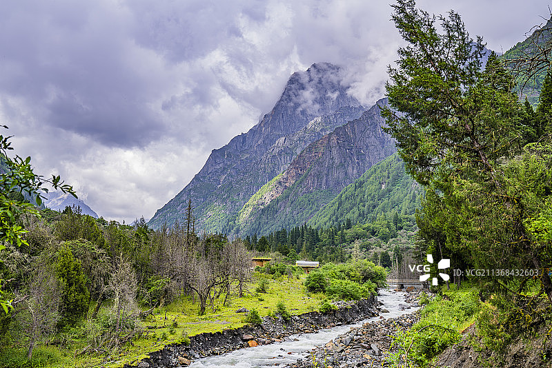 四姑娘山长坪沟景区一处峡谷溪流图片素材