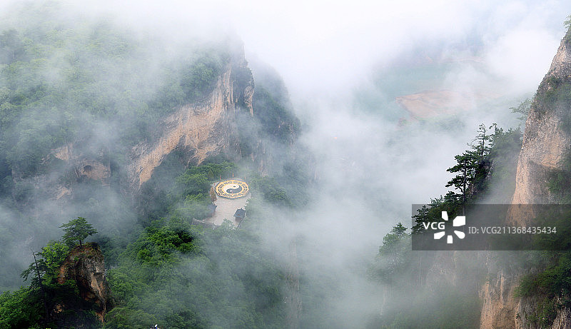 云雾缭绕的崆峒山图片素材