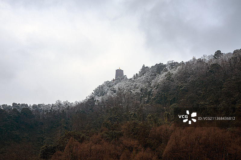 青城山 雪山 山顶 古建筑 远山图片素材