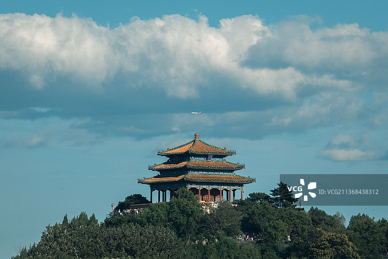 飞跃白云下的万春亭图片素材