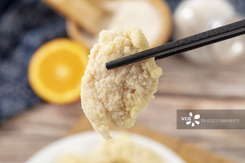 锅包肉食材，用筷子夹起半成品肉块图片素材