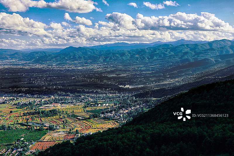 山中的城镇图片素材