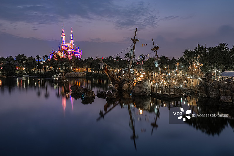 上海迪士尼宝藏湾夜景图片素材