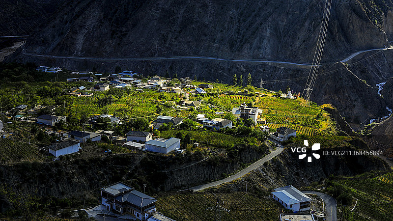 雪山下的村庄图片素材
