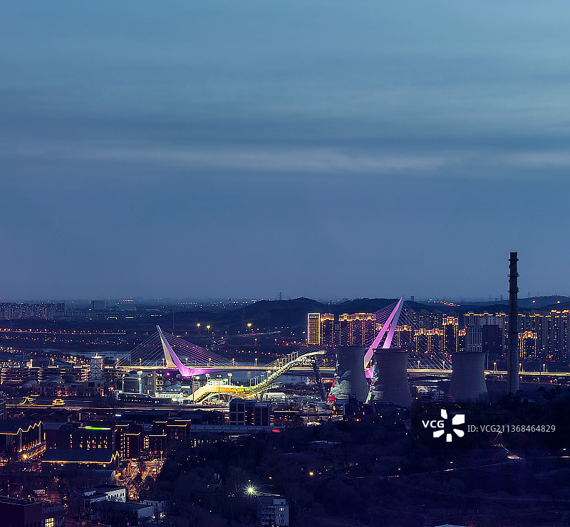 高角度拍摄北京首钢园及滑雪大跳台夜景图片素材