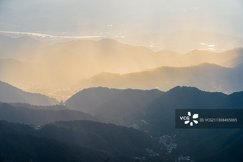 阴那山谷闪金光图片素材