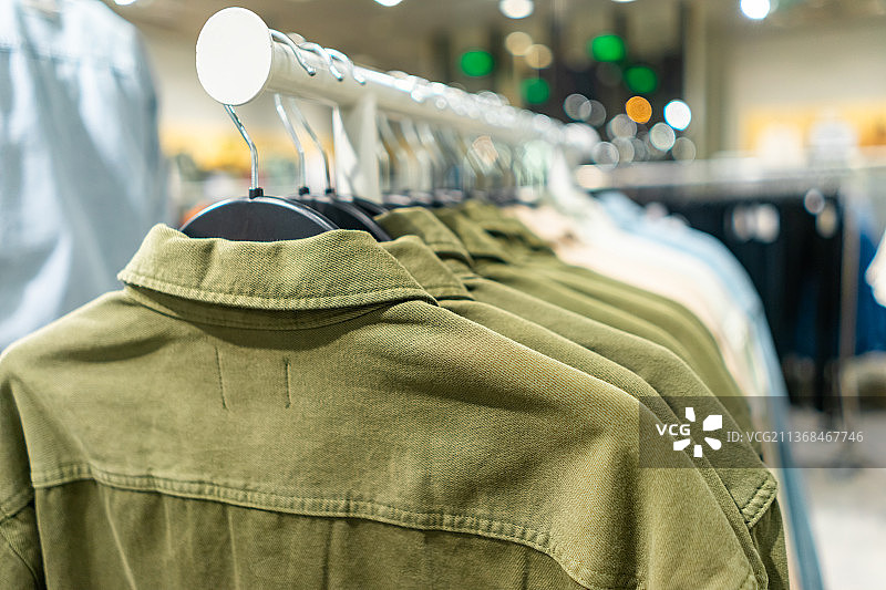 中国服装店里挂在衣架上的衬衣图片素材