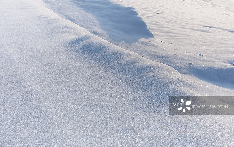 北方冬季下雪后雪地质感起伏的纯白风景图片素材