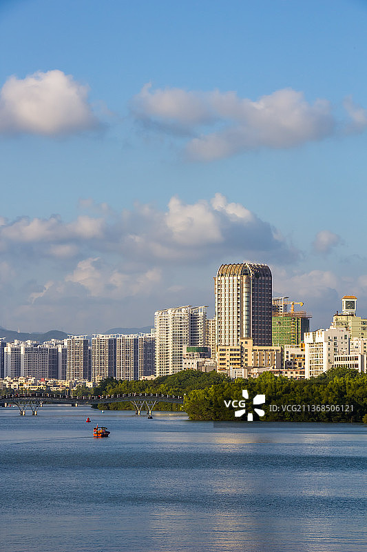 三亚城市天际线 白鹭公园 三亚河景观 蓝天白云图片素材