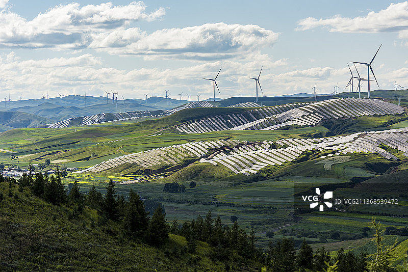光伏太阳能板与风机漫山遍野图片素材