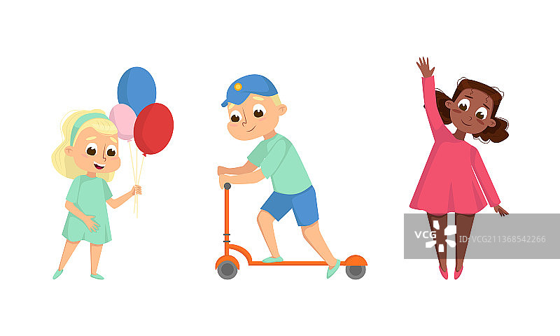 孩子们在城市公园的游乐场上玩耍图片素材