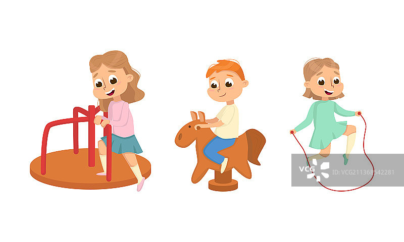 孩子们在城市公园的游乐场玩耍图片素材