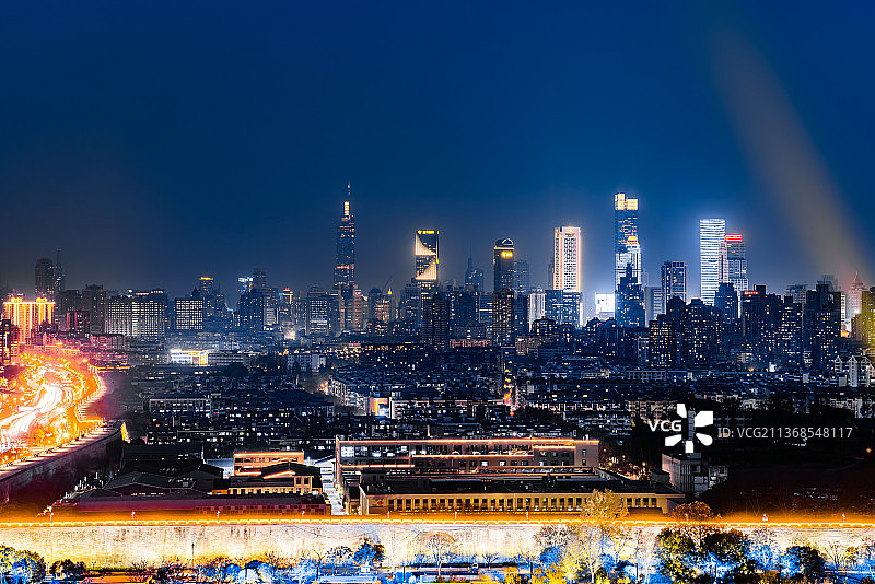 中国江苏南京明城墙和城市天际线夜景图片素材