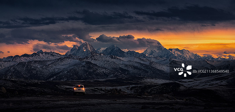 余晖下的贡嘎图片素材