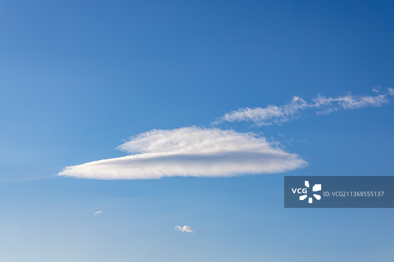 天空风景：蓝天白云之科幻飞碟云图片素材