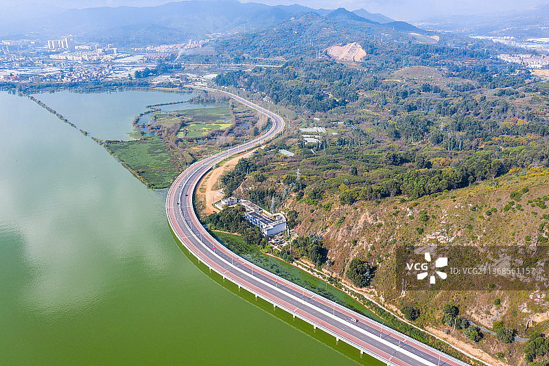 云南省昆明市晋宁区滇池环湖西路网红公路图片素材
