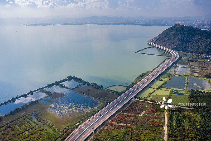 云南省昆明市晋宁区滇池环湖西路网红公路图片素材