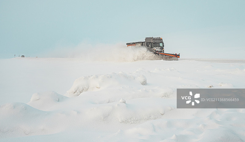 雪地上的铲雪车图片素材