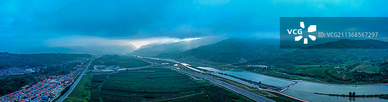 六盘山下云雾缭绕图片素材