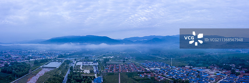 六盘山下云雾缭绕图片素材