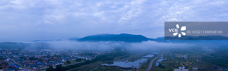 六盘山下云雾缭绕图片素材