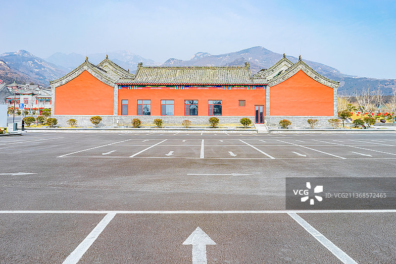 中国山东省泰安市泰山风景区著名旅游景点，红门风景区的户外停车场图片素材