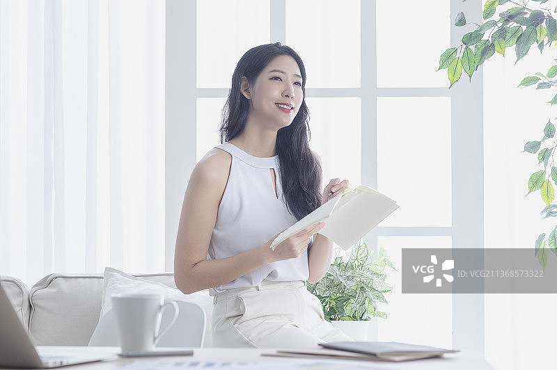 自信美女居家工作图片素材