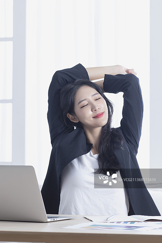 自信美女居家工作图片素材