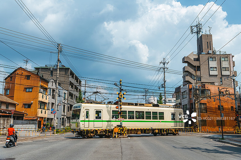 日本京都城市街道与铁路道口夏季户外城市风光图片素材
