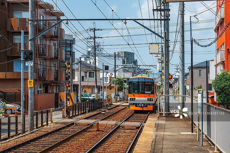 日本京都城市街道与铁路道口夏季户外城市风光图片素材