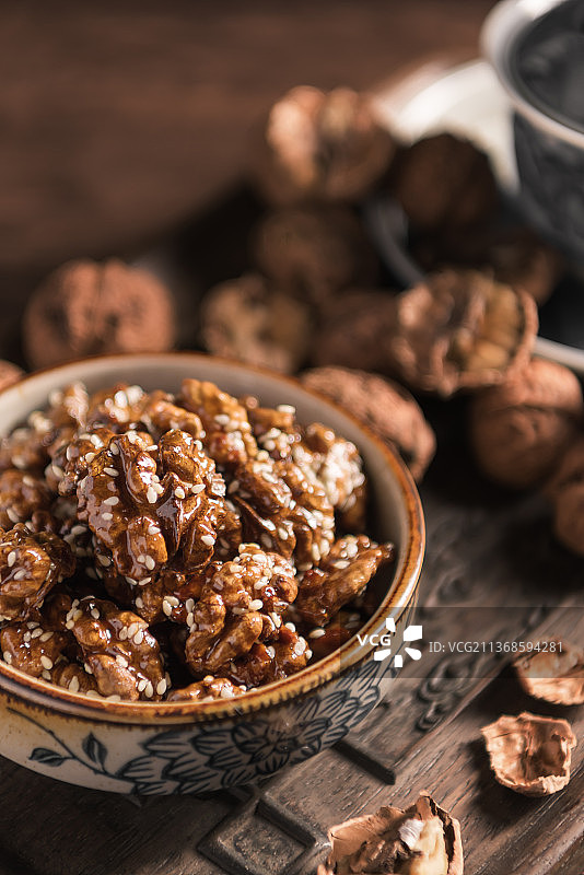 干果美食，香甜酥脆的琥珀核桃仁图片素材