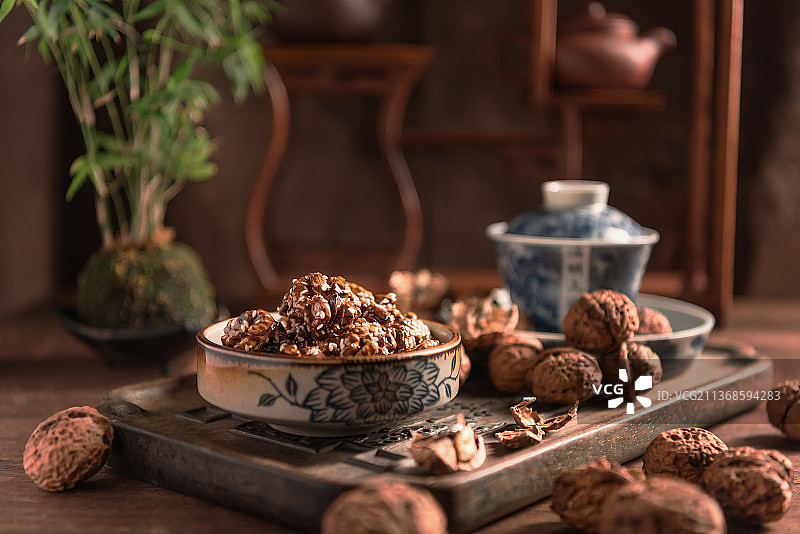 干果美食，香甜酥脆的琥珀核桃仁图片素材