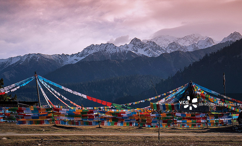 雪山下的经幡图片素材