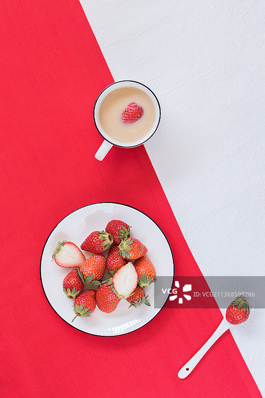 正上方红色背景的草莓图片素材