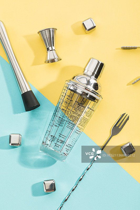 雪克杯调酒器调制饮料图片素材