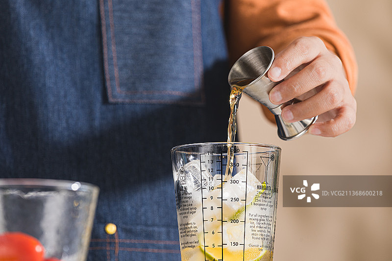 雪克杯调酒器调制饮料图片素材