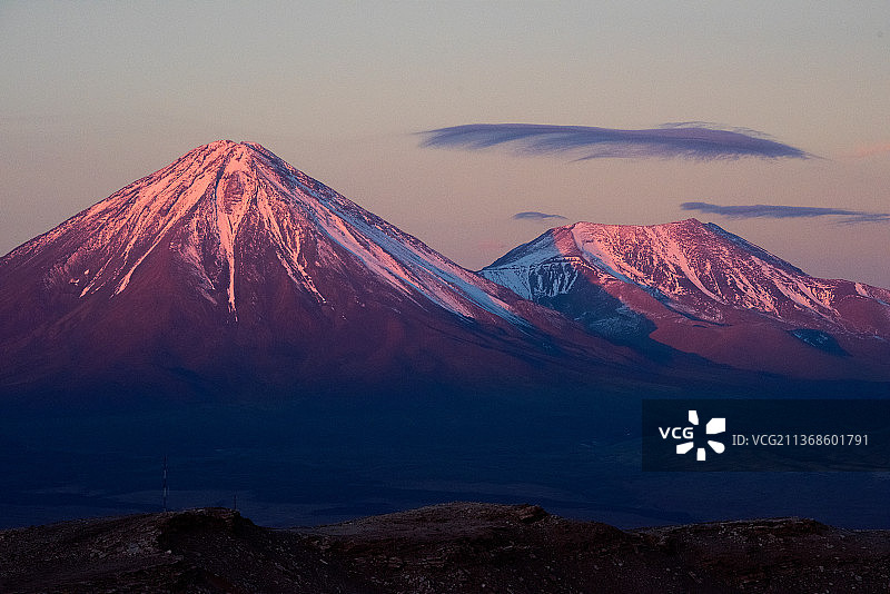 阿塔卡马沙漠(Atacama Desert)眺望远处的火山图片素材