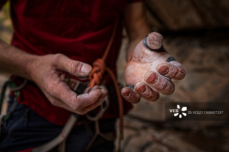 攀岩者的手图片素材