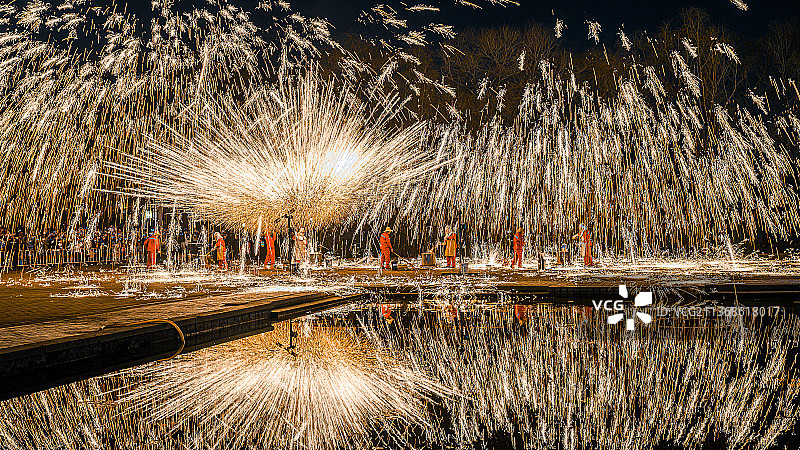 河南省洛阳市隋唐植物园元宵节民俗表演打铁花图片素材