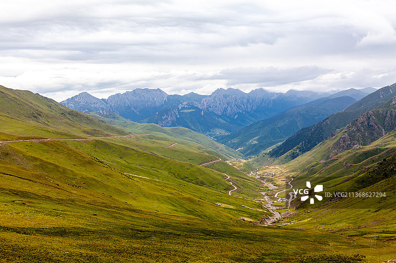 西藏昌都江达矮拉山田园风光图片素材