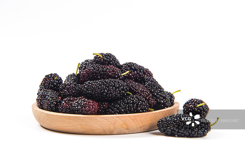 白色背景上的新鲜桑葚图片素材