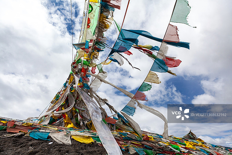 西藏那曲巴青草原经幡图片素材