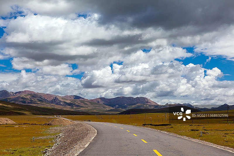 西藏那曲巴青草原天路图片素材